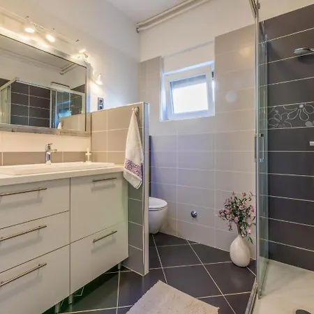 House Barbara בית נופש יאדראנובו