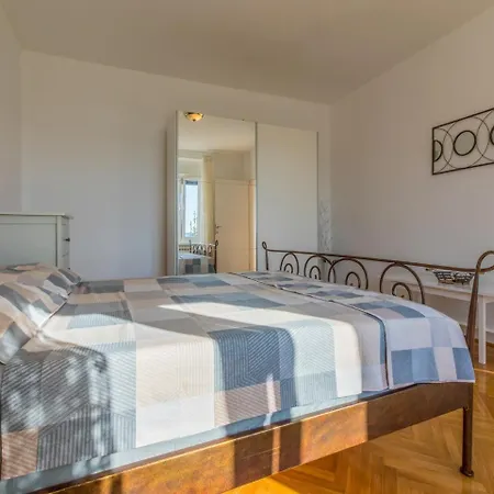 בית נופש House Barbara יאדראנובו